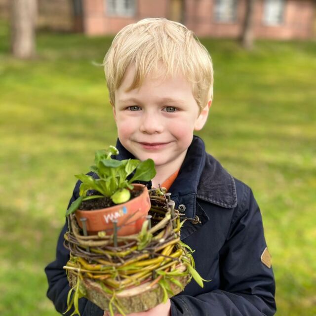 Tag 1 Frühlingsferien Programm der „Mini Rüsselkäfer“ 🫶🏻💚🤍💚 @waldklinik.jesteburg 
Wir haben Äste gesägt, Zweige geschnitten (Weide, Hasel, Birke), Nägel in Baumscheiben gehämmert, Zweige geflochten, Tontöpfe bemalt und bepflanzt. 
Einen wunderschöner „Frühlings-Gruß“ für den Garten ist entstanden🫶🏻🥰.
.
.
.
.
#nettisnaturkinder #stiftung  #naturschätze  #naturkunde  #selbstgemacht #naturkinder #nachhaltig 
#waldpädagogik #naturkind 
 #naturfühlen #kräuterwanderung 
#waldkinder #bastelnmitnaturmaterialien
#NaturBasteln#KreativMitDerNatur #Naturinspiration #frühlingsgefühle #jahreszeiten #naturdiy
#frühling #laubbaum #naturwanderung #KreativMitDerNatur #erle