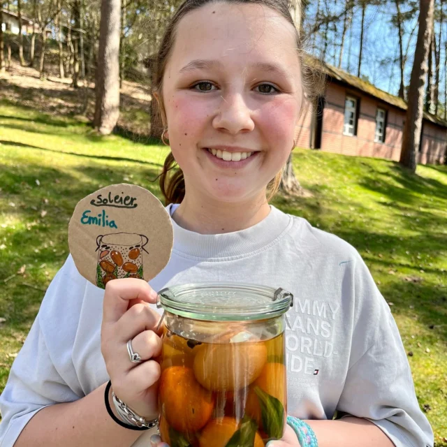Tag 2 Osterferien Programm für die Kinder der Mitarbeiter der @waldklinik.jesteburg . 🫶🏻💚

Nach einem ausgiebigen Wald Spaziergang haben wir heute gemeinsam einen Klassiker zubereitet: Soleier zu Ostern 🥚🌿🥚🐰

Heute für die nachfolgende Generation verfeinert mit Bärlauch. 💚

Es ist immer wieder eine große Freude zu sehen, mit welcher Leidenschaft die Kinder mitmachen und wie stolz sie ihr Selbstgemachtes mit nach Hause nehmen ❣️

.
.
.
.
#nettisnaturkinder #stiftung  #naturschätze  #naturkunde  #selbstgemacht #naturkinder #nachhaltig 
#waldpädagogik #naturkind 
 #naturfühlen 
#waldkinder #geschenkausderküche
#bienenliebe #KreativMitDerNatur #Naturinspiration #saisonal #jahreszeiten #sammeln #osterbasteln #soleier
#kita #wildkräuter #osterzeit #KreativMitDerNatur#kräuterfachwirt