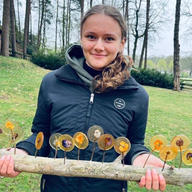 Eine selbstgemachte Kleinigkeit zu Ostern : 

„Blüten Lollis“ mit getrockneten Veilchen und Gänseblümchen 🍭💜🤍🧡🍭

Wir haben die wundervolle Idee von @kindwaldundwiese  nachgemacht. 
Verwendet haben wir zuckerfreie Bonbons von @ricola_de : Zitronenmelisse, Ingwer Orange und Apfelminze 🍋🍊🍏
Die Stile der Lollis sind aus Hasel und Birke. 

(Unbezahlte Werbung)
.
.
.
.
#nettisnaturkinder #stiftung  #naturschätze  #naturkunde  #selbstgemacht #naturkinder #nachhaltig 
#waldpädagogik #naturkind 
 #naturfühlen 
#waldkinder #geschenkausderküche
#bienenliebe #KreativMitDerNatur #Naturinspiration #saisonal #jahreszeiten #sammeln #osterbasteln #soleie
#kita #wildkräuter #osterzeit #KreativMitDerNatur#kräuterfachwirt