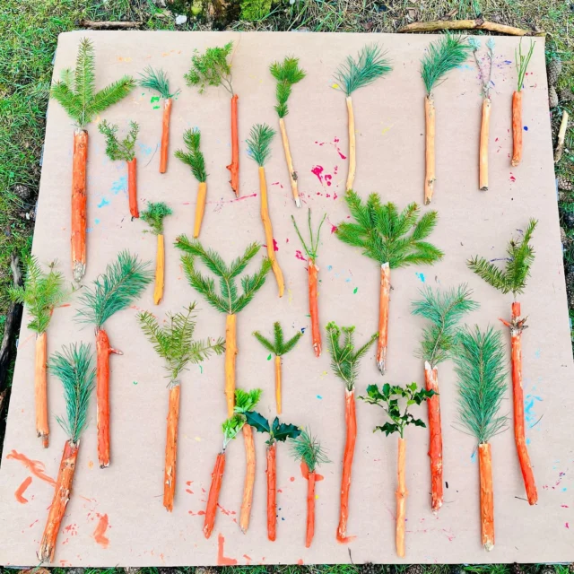 Bastel-/Dekoidee: 

🥕🥕🥕Ein Bund Karotten zu Ostern 🥕🥕🥕
Die Kinder haben Stöckchen gesammelt, geschnitzt, angemalt und ein Loch für das Grüne gebohrt. 🧡🌲

„Karotten mit Lerneffekt“ 
Das Grünzeug aus Fichte, Kiefer, Douglasie, Ilex, Blaubeere und Wachholder.
.
.
.
.
#nettisnaturkinder #stiftung  #naturschätze  #naturkunde  #selbstgemacht #naturkinder #nachhaltig 
#waldpädagogik #naturkind 
 #naturfühlen 
#waldkinder #geschenkausderküche
#bienenliebe #KreativMitDerNatur #Naturinspiration #saisonal #jahreszeiten #sammeln #osterbasteln #soleie
#kita #wildkräuter #osterzeit #KreativMitDerNatur#kräuterfachwirt