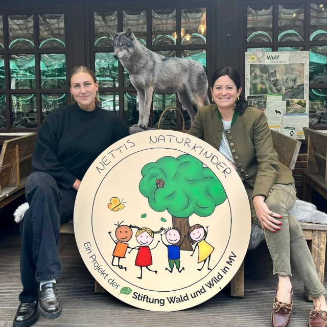 „Der Wolf frisst kein Gras!“ 🐺🐺🐺
Heute waren Praktikantin Caroly und Netti in Klövensteen. Eingeladen von @gudrunderlin vom Förderverein der Deutschen Schafhaltung e.V. 

Die Kinder haben bei uns Wölfe gebastelt ✂️🐺… 

Ein sehr Interessanter und aufschlussreicher Vortrag von Dr. Michael Weiler hat den Tag abgerundet. 

Herzlichen Dank an Bernard und seine liebe Frau Diana Jägerschaft Landkreis Harburg e.V. @jaegerschaft_landkreis_harburg für euer ständiges Engagement zum Thema Naturbildung und Wolf Info an Schulen und Kindergärten!! 👏🏼👏🏼👏🏼
.
.
.
.
.
#nettisnaturkinder #stiftung  #naturschätze  #naturkunde  #selbstgemacht #naturkinder #nachhaltig 
#waldpädagogik #naturkind 
 #naturfühlen 
#waldkinder #geschenkausderküche
#marienkäfer #KreativMitDerNatur #Naturinspiration #saisonal #jahreszeiten #sammeln #… #wolf
#kita #wildkräuter #erdbeeren #KreativMitDerNatur#kräuterfachwirt