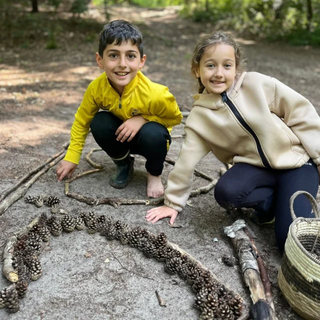 Draußen sein ❣️
Praktikantin Caroly, 19 Schüler einer 2 Klasse und Nettis Jeff 🐻& Carolys Nola. 

„Nur ein Waldbild“: 

🤎Kiefernzapfen, 
💚Breitwegerich, 
🤎Fichtenzapfen 
💚Knoblauchsrauke 
#waldpädagogik