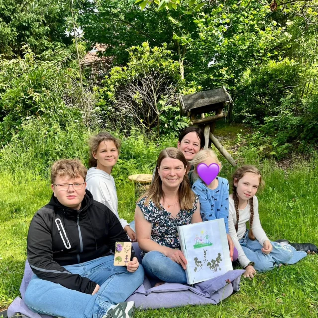 Zu Besuch bei der @kraut_bande durften wir heute einer zauberhafte Gundermamn Geschichte lauschen 💜💚 @chrissi_staszewski hat mit Netti zusammen die Ausbildung zum Kräuterfachwirt in der WaldKräuterey @unkrautgourmet_tausendgruen in Amelinghausen absolviert. 

Chrissi schreibt zauberhafte Kräutergeschichten für Klein & Groß💜💚

Nach der Lesung gab es für die Kinder „Bananen Gundermann“ Eis und Erdbeeren & Gundermann im Schokobrunnen. 
Danke, Chrissi ❣️
@hegerundsammler 
(unbezahlte Werbung)
.
.
.
.
#nettisnaturkinder #stiftung  #naturschätze  #naturkunde  #selbstgemacht #naturkinder #nachhaltig 
#waldpädagogik #naturkind 
 #naturfühlen 
#waldkinder #geschenkausderküche
#marienkäfer #KreativMitDerNatur #Naturinspiration #saisonal #jahreszeiten #sammeln #… #gundermann
#kita #wildkräuter #erdbeeren #KreativMitDerNatur#kräuterfachwirt