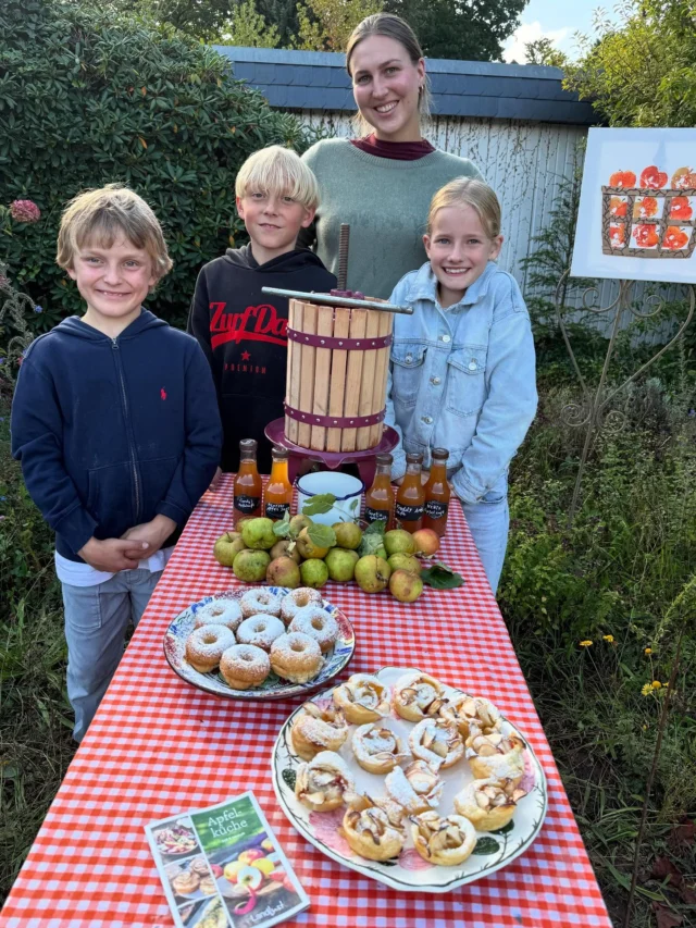 Apfeltag 🍎🍏
Wir haben
🍎Fallobst gesammelt 
🍏Äpfel gepflückt 
🍎Äpfel geviertelt 
🍏Äpfel gehäckselt 
🍎Apfelsaft gemacht 🫶🏻
🍏Apfel Donats gebacken 
🍎Apfel Rosen gebacken @landlust_magazin 

Und auf den Apfelbaum klettern durften die Kinder auch! „Bei Netti ist es so wie früher - oder?“ 🥰🫶🏻
#apfelbaum #apfelernte #apfelkuchen 

(unbezahlte Werbung)
