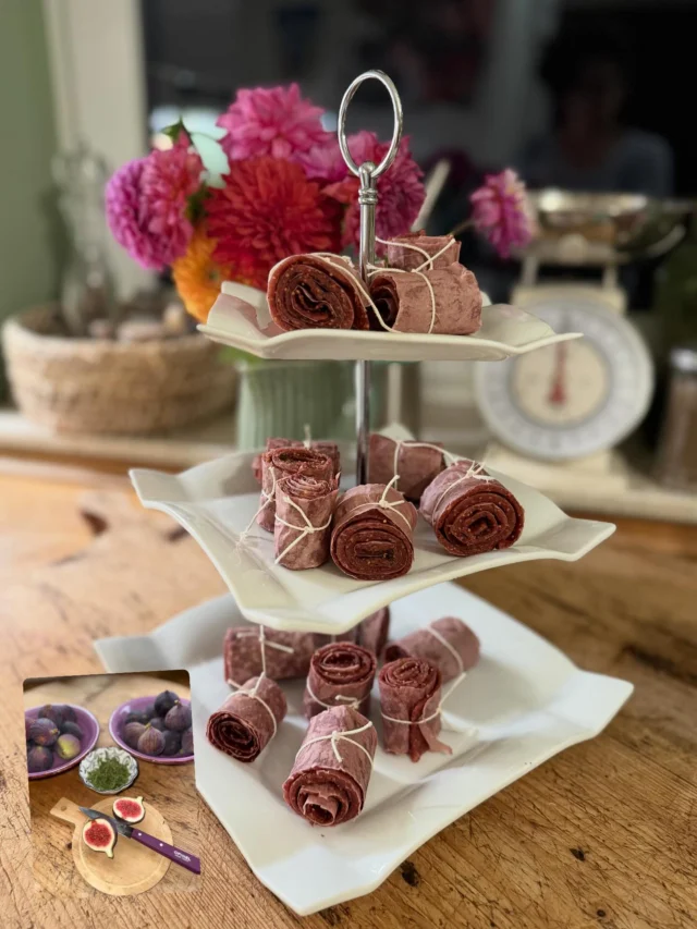 Gesunder „Gummibärchen Ersatz“ 

💜💚Heute haben wir Fruchtleder aus Feigen und Samen der Brennnessel gemacht. 💜💚
Es lohnt sich: KÖSTLICH & Gesund 

Zubereitung: 
Obst eurer Wahl, pro Blech ca. 500 Gr. püriert. 
Backblech mit Backpapier auslegen und das Püree gleichmäßig verteilen. Ofen auf 50–70 °C Umluft stellen und die Tür einen Spalt offen lassen. Ca. 5 Stunden trocken- je nach Dicke und Fruchtart. Zwischendurch prüfen: Das Leder sollte nicht mehr kleben, sondern sich elastisch abziehen lassen. In Streifen schneiden und aufrollen. Luftdicht verpacken -  kühl und dunkel lagern. (unbezahlte Werbung) 
#fruchtleder 
#fruchtlederselbermachen 
#feige 
#brennnesselsamen
