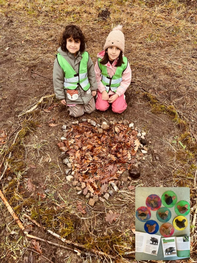 Praktikantin @caroly.k war heute mit den Vorschulkindern der @froebel.deutschland Kita Hamburg Langenhorn auf der Suche nach #liebe in der Natur ❣️
Zurück in der Kita wurde es „Wild“. Caroly hat den Kindern von den #wildschweinen erzählt. Auf der Suche nach Futter ist es gar nicht selten, dass Wildschweine bis in die Dörfer und auch Städte vordringen. 
#naturfühlen #naturmaterial #draußensein #wildschweineinderstadt