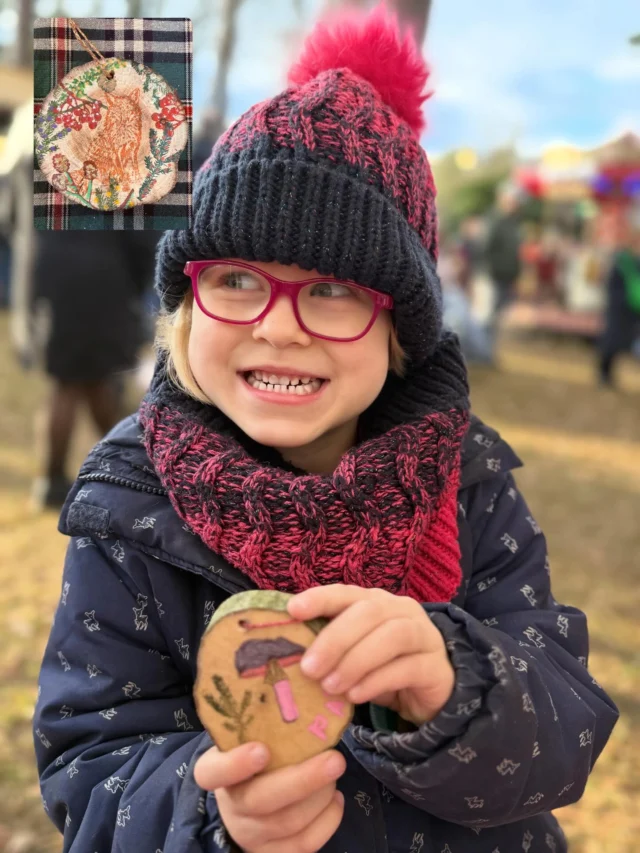 🎄Heute waren wir auf dem wunderschönen #weihnachtsmarkt der @waldklinik.jesteburg. Die Kinder haben bei uns Holzscheiben aus unserem Wald @stiftungwaldundwild bestempelt und bemalt. Es sind ganz zauberhafte Anhänger für den #weihnachtsbaum🎄 entstanden. 🎄

#weihnachtsdekoration aus #naturmaterialien #bastelnmitbaumscheiben #weihnachtsbaumanhänger 

(Unbezahlte Werbung)