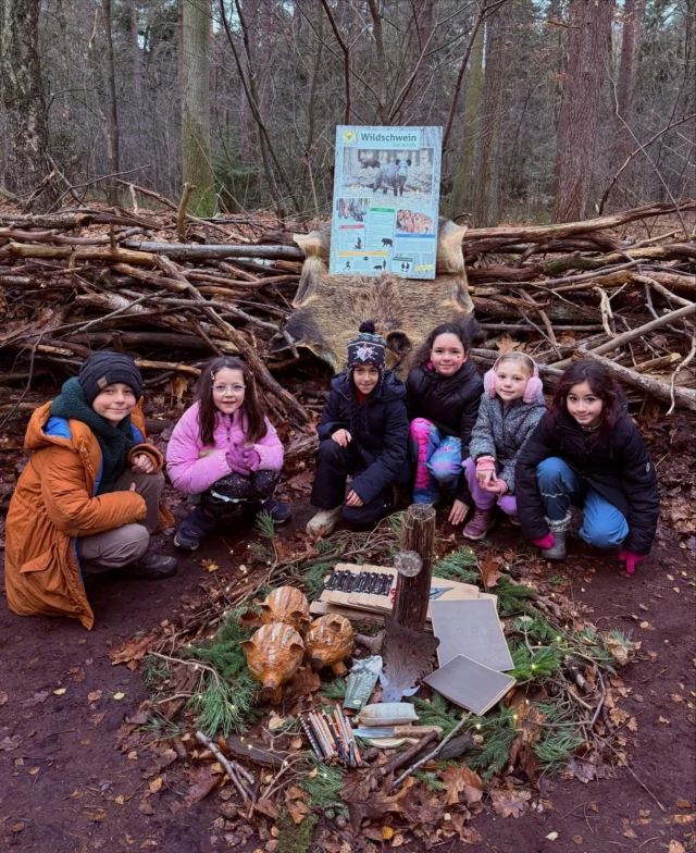 17 Schüler einer 2. Klasse, Keiler, Bache und Frischlinge im Stadtwald… 
Gelernt, gebastelt, gemalt, gefühlt und probiert… 
Das Wildschwein wird den Kindern bestimmt in Erinnerung bleiben 🥰🐗

#keiler #bache #frischlinge #jägerin #wildschweinmettwurst #waldpädagogik #wildtiere  #draußen #naturerleben 

(unbezahlte Werbung)