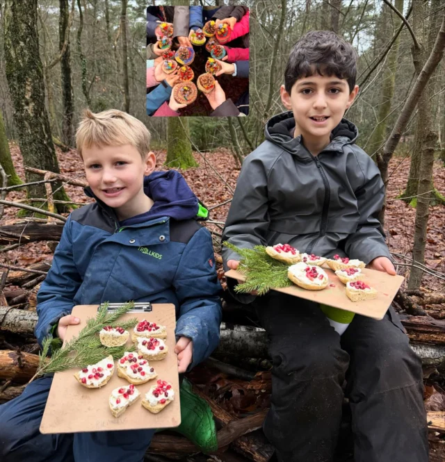 🎄17 Schüler einer 3. Klasse im Buchholzer „Weihnachtswald“… 🎄
Netti hat für die Kinder kleine Hefebrötchen mit Fichtennadel Mehl gebacken. Mit Frischkäse und  Granatapfel Kernen belegt kamen die Kinder in den Genuss des „Waldgeschmacks“ ❣️
Unser Fichten Hydrolat hat die Kinder begeistert und entspannt. „Wald pur“ in den Gesichtern 🥰
Aus Baumscheiben und Kiefernzapfen haben die Kinder eine süße Dekoration für Weihnachten gebastelt. 
Ein großer Mandala Tannenbaum hat den Vormittag lehrreich enden lassen. 
#draußensein #weihnachten #kiefernzapfen #fichtennadeln #streckmehl #granatapfel #weihnachtsbastelnmitkindern #bastelnmitnaturmaterialien #holzscheibe #weihnachtsdekoration