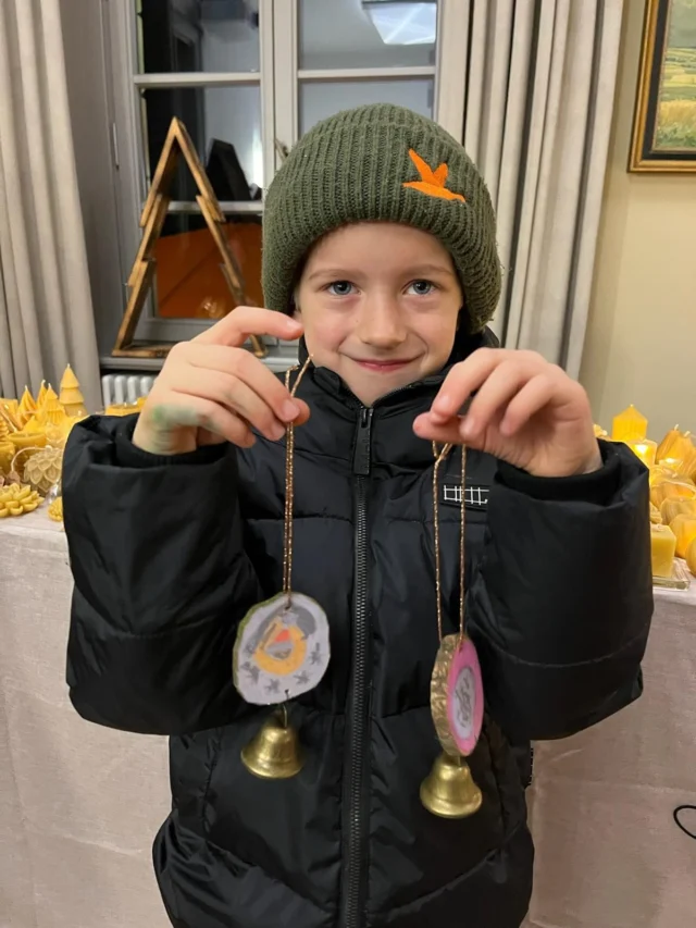 Praktikantin Caroly war 2 Tage auf dem @landgestuetredefin Landgestüt Ein zauberhafter Weihnachtsmarkt im @petersresort 🎄❣️

Caroly hat mit den Besucher Kindern fleißig gebastelt, unser Buch präsentiert und Spengengelder für „Nettis Naturkinder“ gesammelt. 
Danke, Caroly ❣️🎄#weihnachtsmarkt #weihnachtsbastelei #spendenfürkinder 

(unbezahlte Werbung)